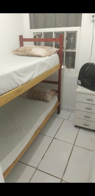 聖保羅的住宿－Pousada Garcia，一间卧室设有两张双层床和一扇窗户。