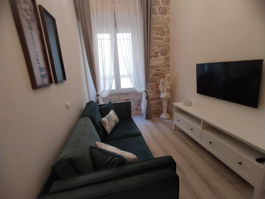 Televízia a/alebo spoločenská miestnosť v ubytovaní Apartment Antique Zadar - City Center