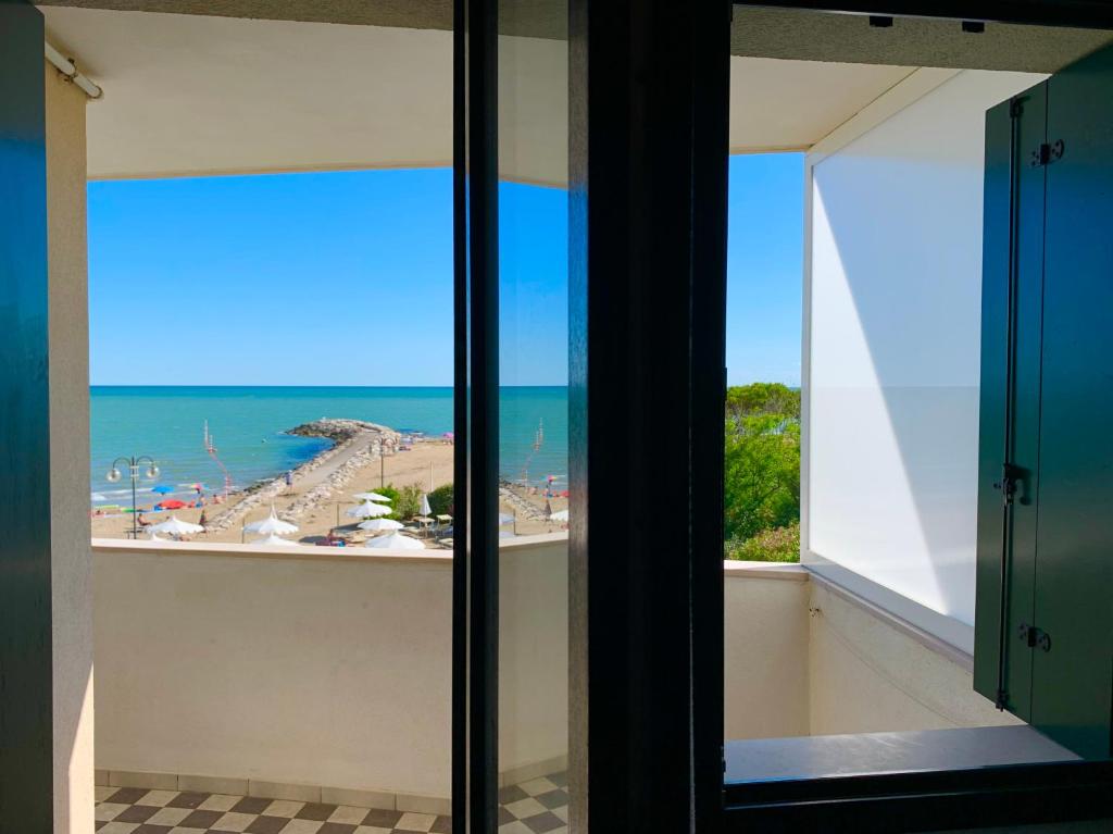 Cette chambre offre une vue sur l'océan. dans l'établissement Eurobeach Residence, à Cavallino-Treporti