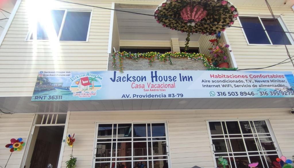 una casa con un cartel para una posada de la casa Jackson en Jackson House Inn en San Andrés