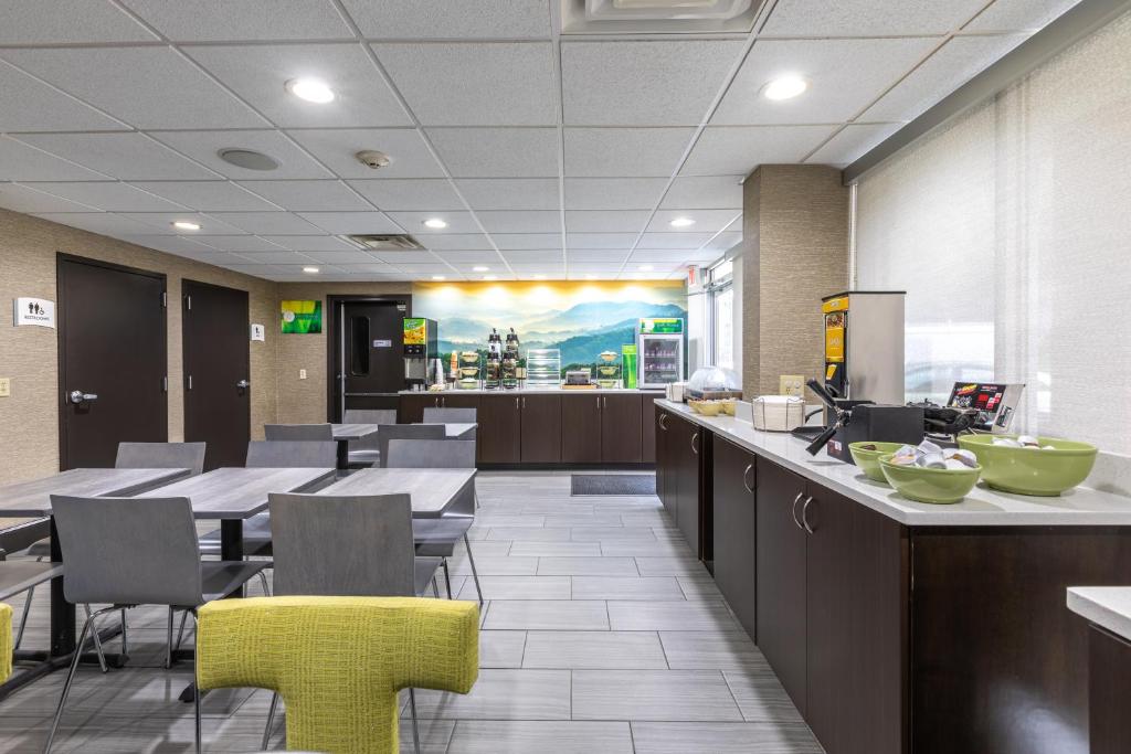 Quality Inn Asheville Downtown Tunnel Rd photo