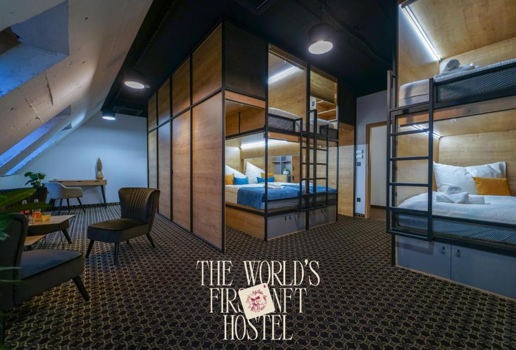 ブラチスラヴァにあるCHORS like a hotel - 1st World NFT Block & Art Capsule Hostel MetaCHORSの二段ベッド2台とダイニングルームが備わる客室です。