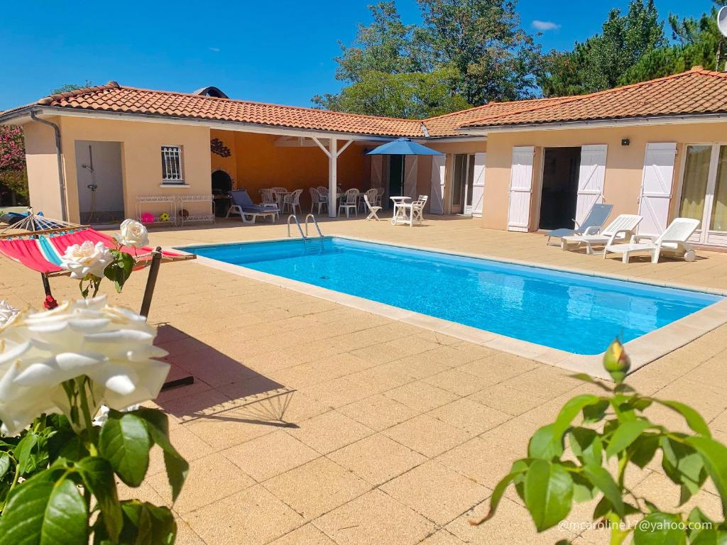 a villa with a swimming pool and a house at Villa lumineuse à Andernos-les-Bains avec piscine privée in Andernos-les-Bains