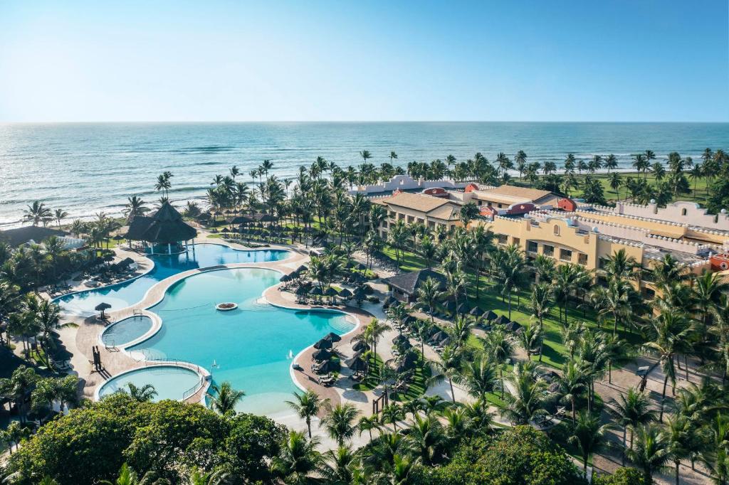 uma vista aérea do resort e do oceano em Iberostar Bahia - All Inclusive na Praia do Forte