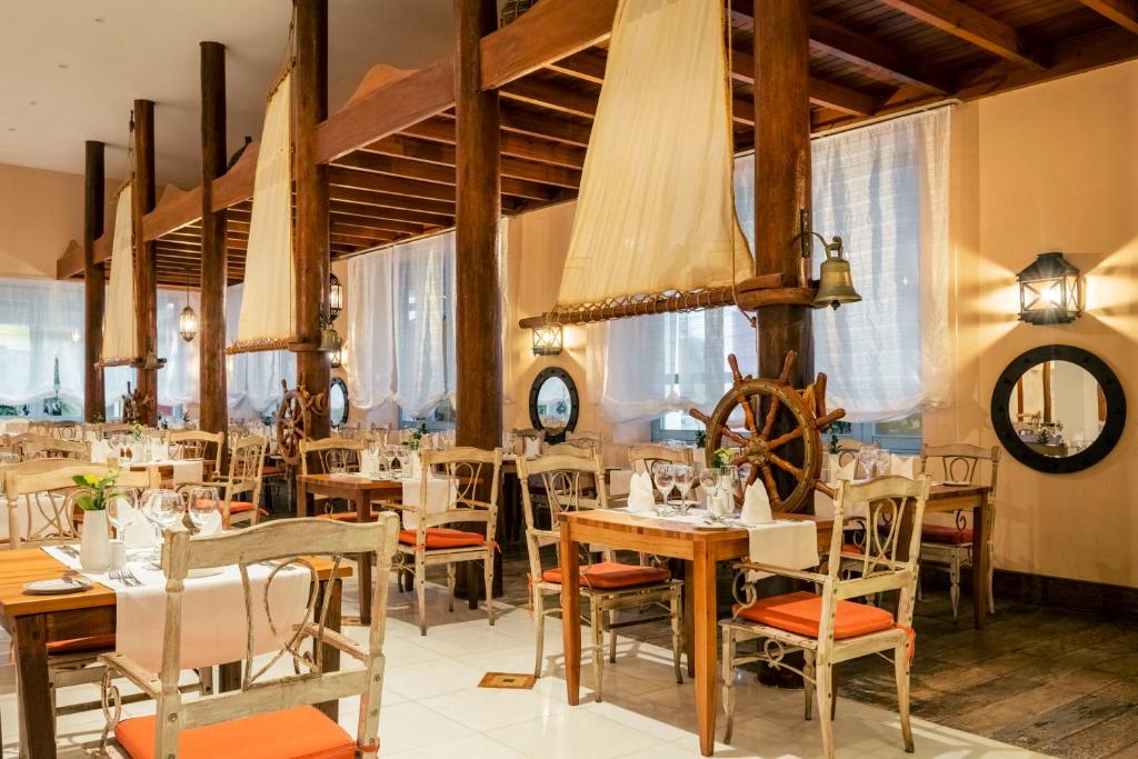 Restaurace v ubytování Iberostar Waves Bahia - All Inclusive
