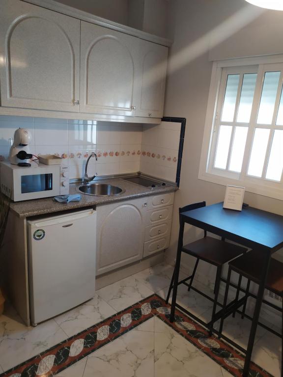Kuchyň nebo kuchyňský kout v ubytování La Palmera Rooms