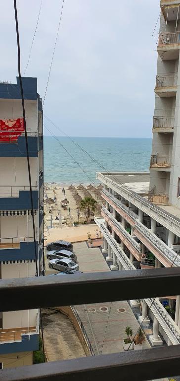 uma vista para uma praia com edifícios e o oceano em VIVA Golem 4 em Golem