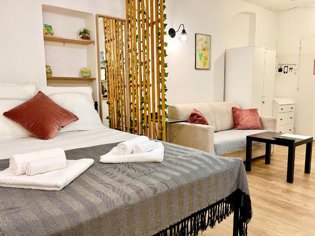 1 dormitorio con 1 cama y sala de estar en Cosy modern studio in the heart of Nice with AC, en Niza