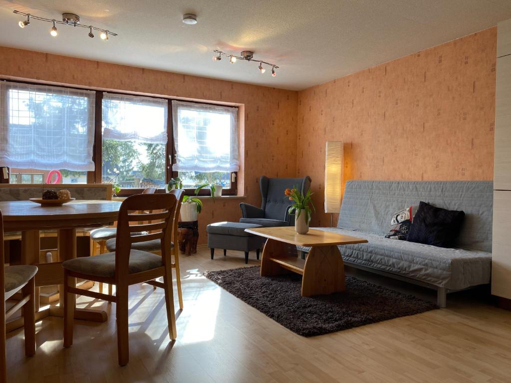 sala de estar con sofá y mesa en Ferienwohnung Eva mit Blick ins Grüne, 