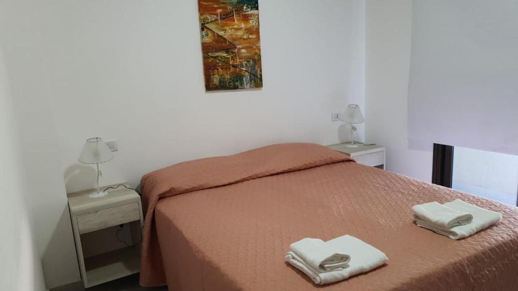 een slaapkamer met een bed met twee handdoeken erop bij S4 Hermoso departamento para conocer Mendoza in Godoy Cruz
