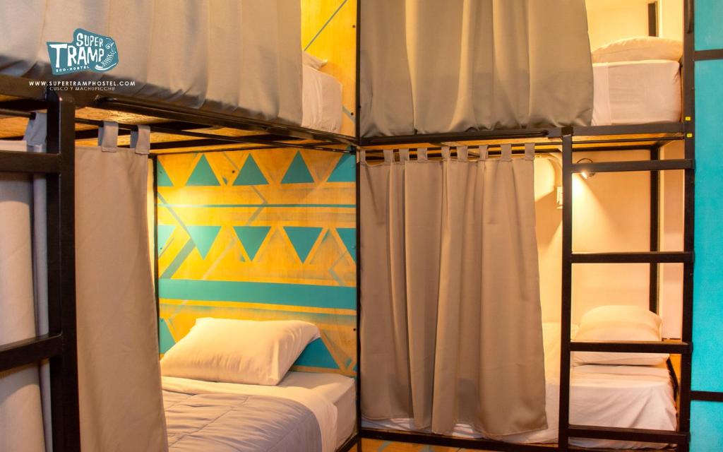 Rúm í herbergi á Supertramp Hostel Machupicchu