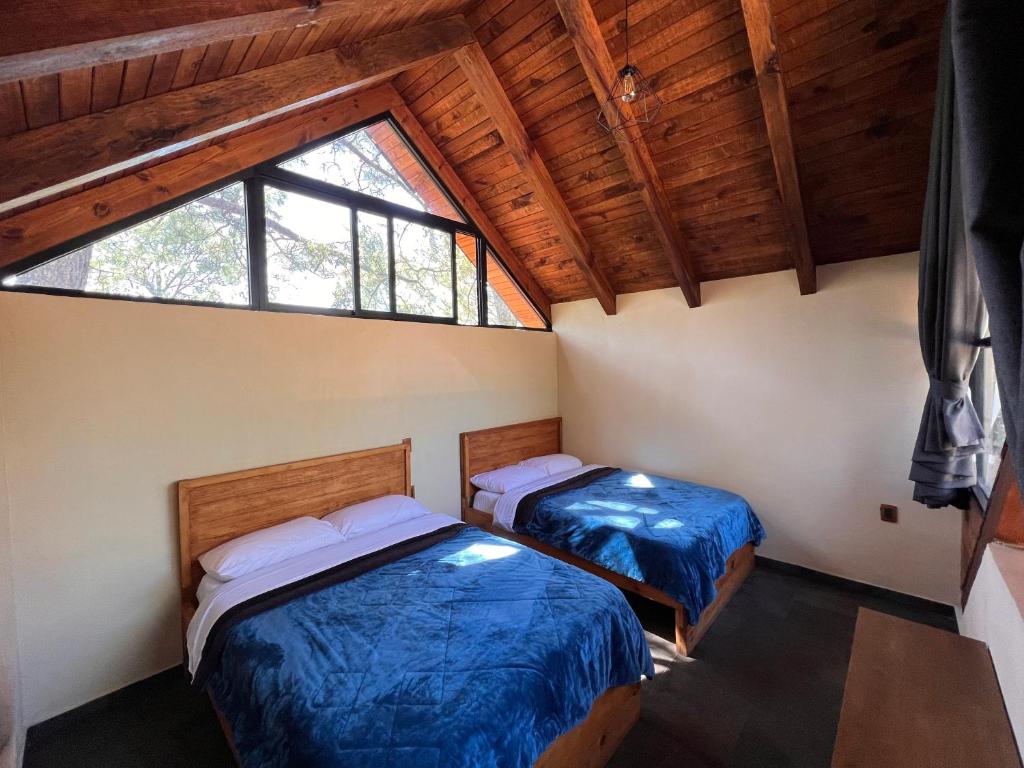 Una cama o camas en una habitación de Cabañas San Marcos
