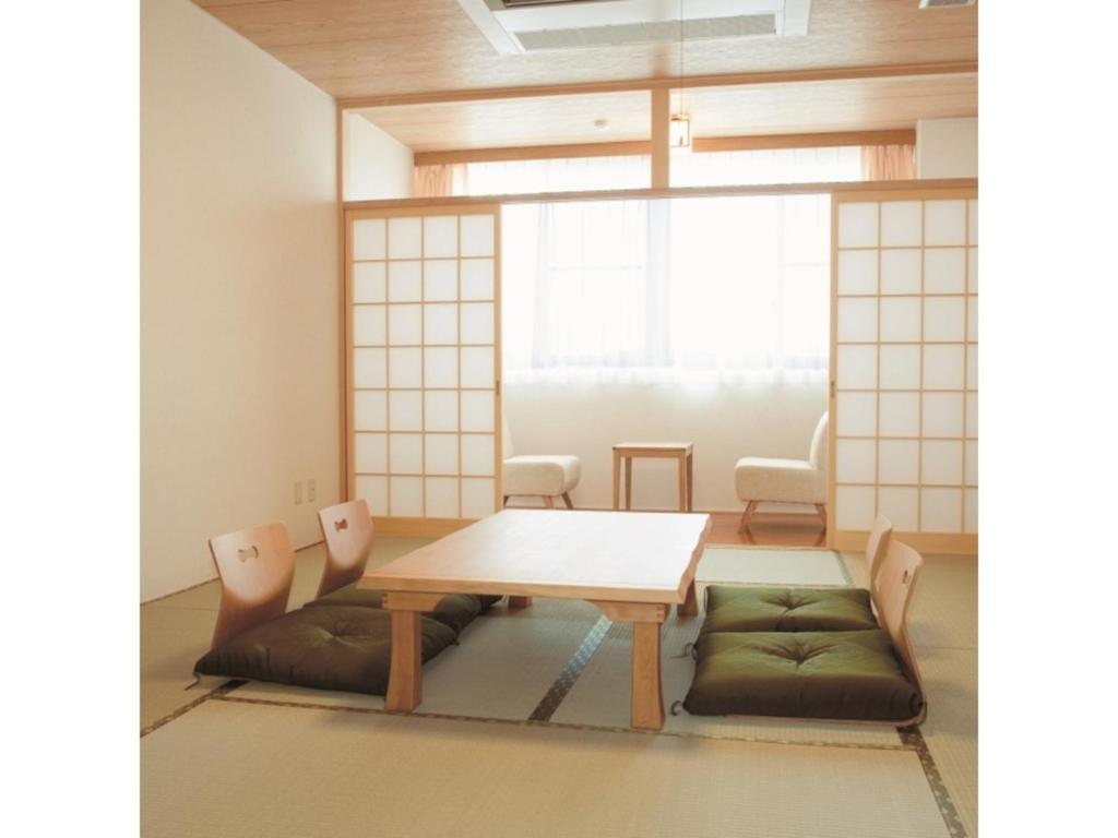 comedor con mesa y sillas en Tohoku Onsen - Vacation STAY 08516v en Towada