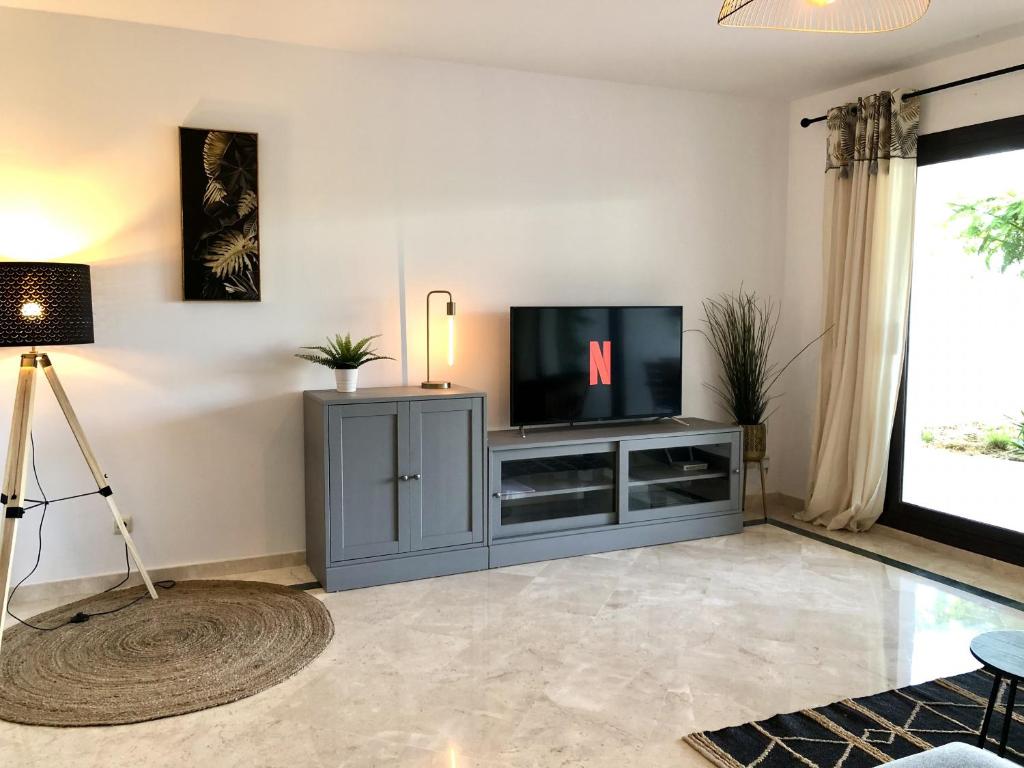 salon z telewizorem na szafce w obiekcie Albatros Golf View 2394 w mieście Casares