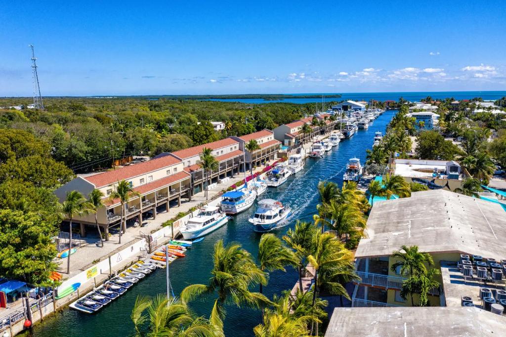 een luchtzicht op een jachthaven met boten in het water bij Waterside Suites and Marina in Key Largo