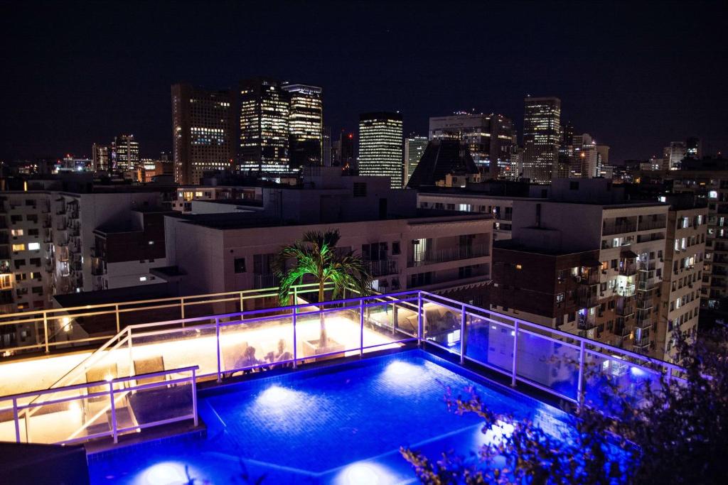 uma vista do telhado de um edifício à noite em Casa Nova Hotel no Rio de Janeiro