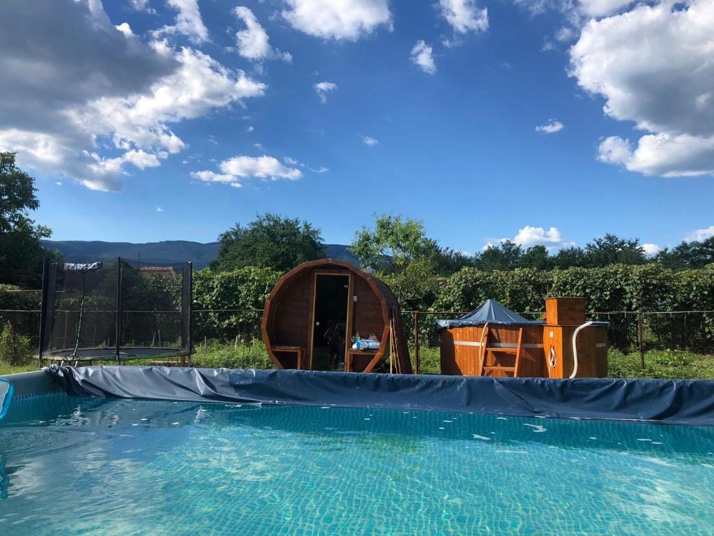 Πισίνα στο ή κοντά στο Pensiunea Valea Șușiței, Ciubar, Sauna, ATV, Safari, Offroad Jeep, Ghid Turistic Climbing, Rafting, Safari, Paragliding