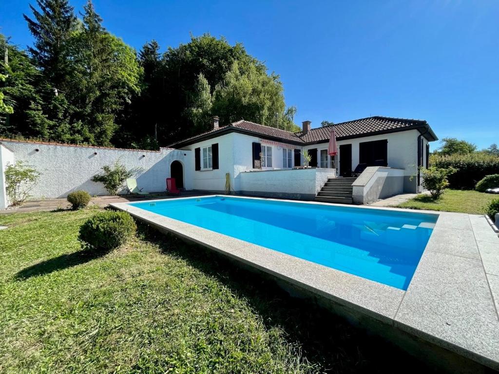 a swimming pool in front of a house at Traumhaftes Poolhaus am idyllischen Ortsrand in Blaubeuren