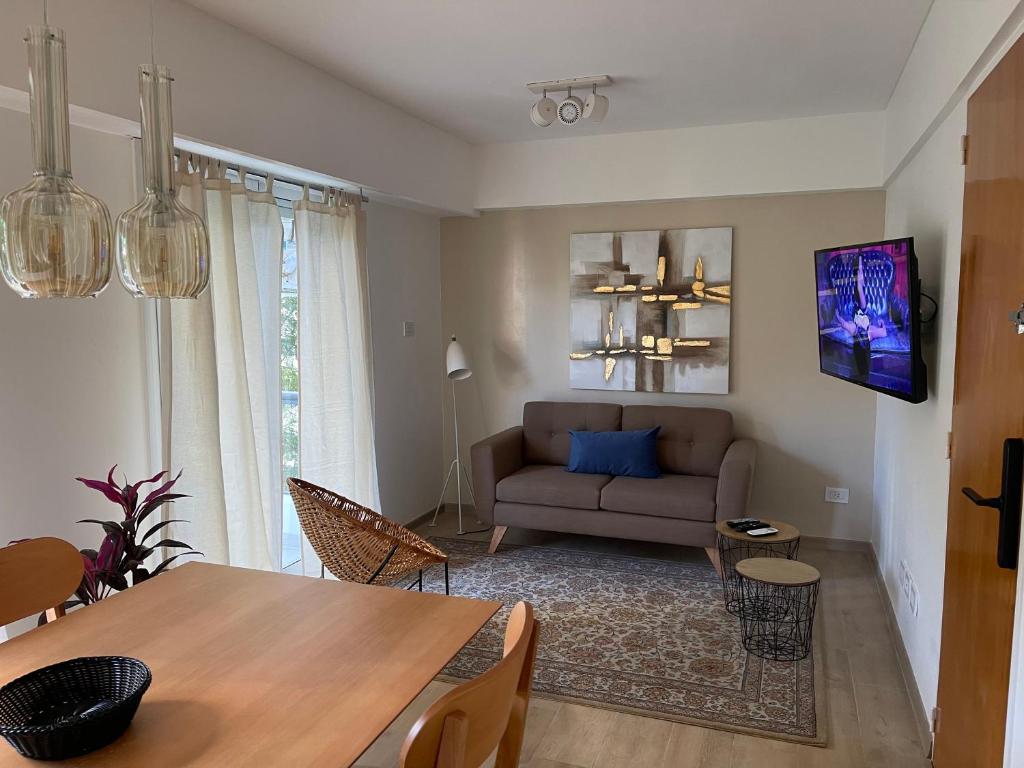 a living room with a couch and a table at Departamento Fabuloso 4 in Rosario