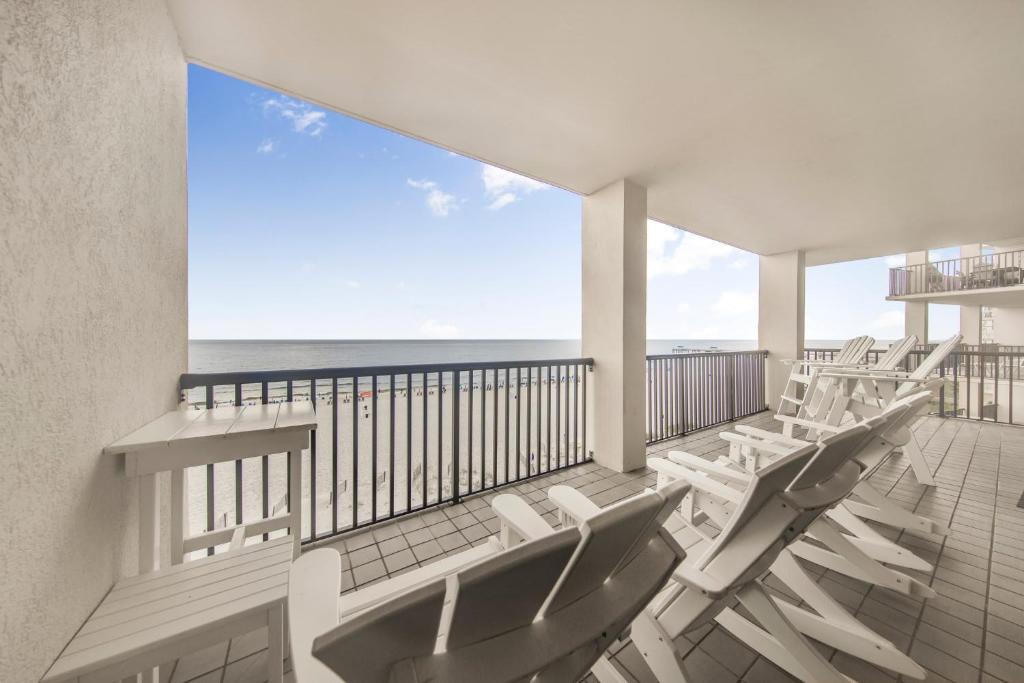 uma varanda com cadeiras e vista para o oceano em The Palms 504 by Vacation Homes Collection em Orange Beach