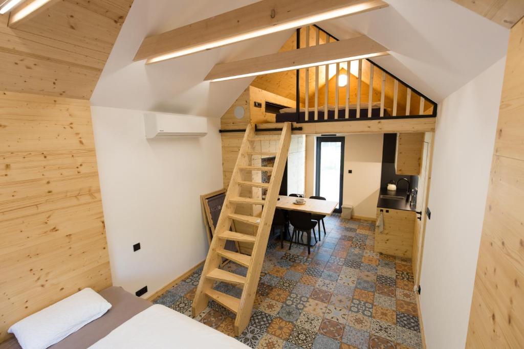 - une chambre et une salle à manger avec un escalier dans une petite maison dans l'établissement Sklep Mozajka, à Velké Bílovice