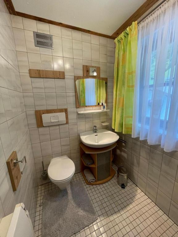 Koupelna v ubytování Ferienwohnung Rohrmoser mit 2 Schlafzimmern