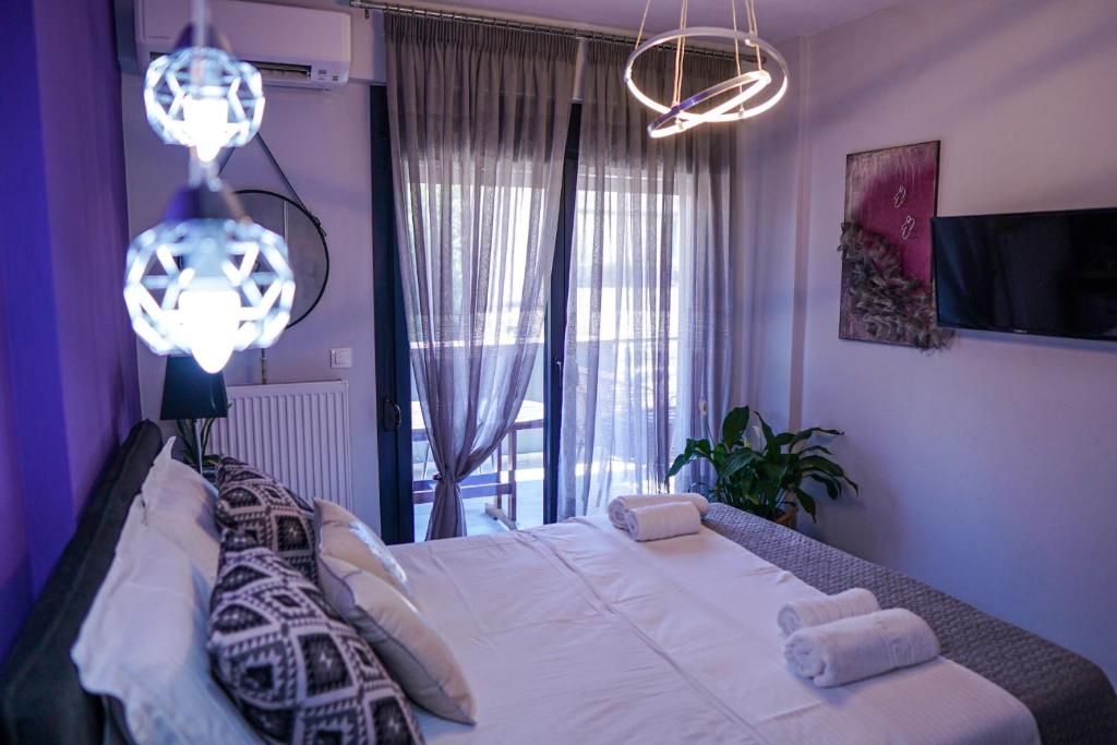 - une chambre avec un lit et 2 serviettes dans l'établissement Albatross Volos Luxury Apartment, à Vólos