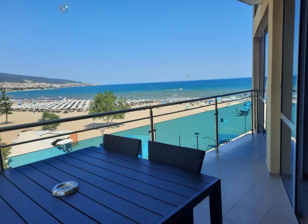 einen Balkon mit einem Tisch und Strandblick in der Unterkunft Apartment "Palace" in Sonnenstrand