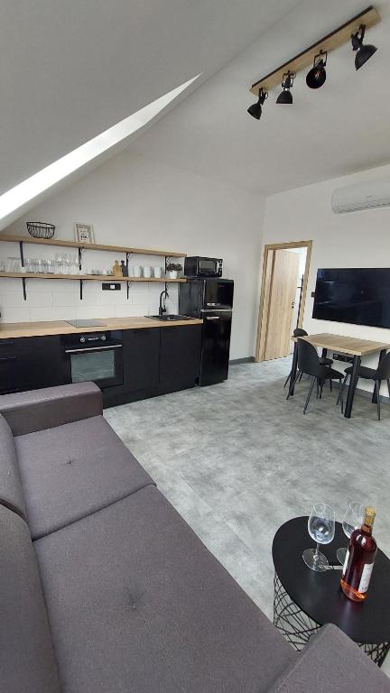 ein Wohnzimmer mit einem Sofa und einem Tisch in der Unterkunft Apartmán Po schodech nahoru in Bořetice