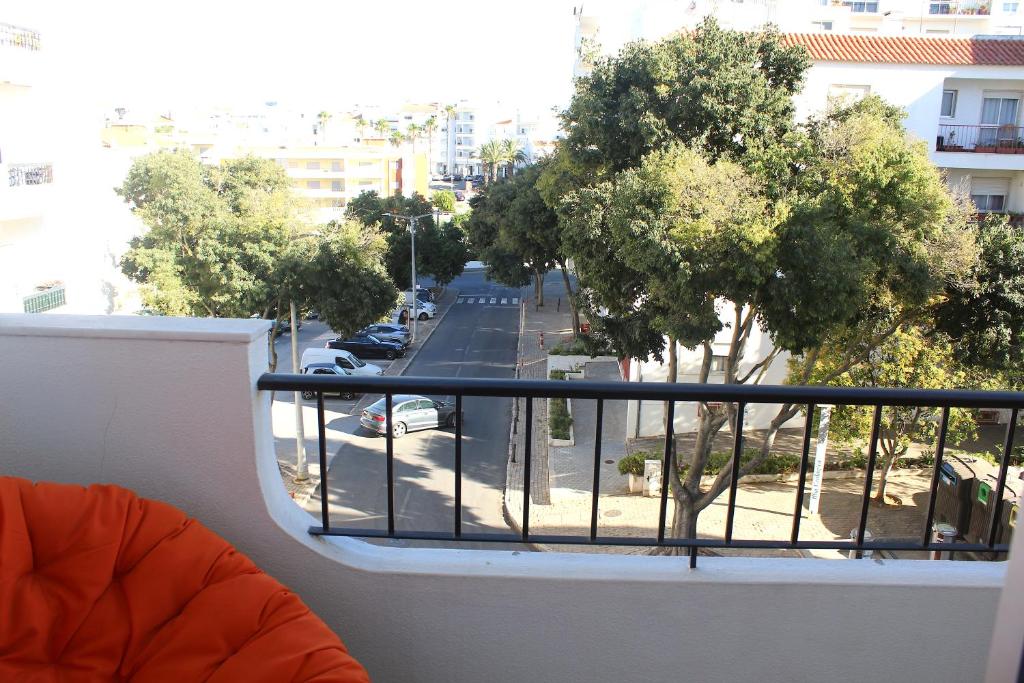 balcón con vistas a una calle de la ciudad en Guesthouse Felicidade, en Lagos