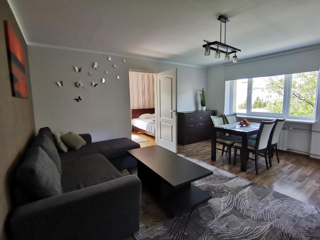 - un salon avec un canapé et une table dans l'établissement Kesklinna silla apartment, à Pärnu