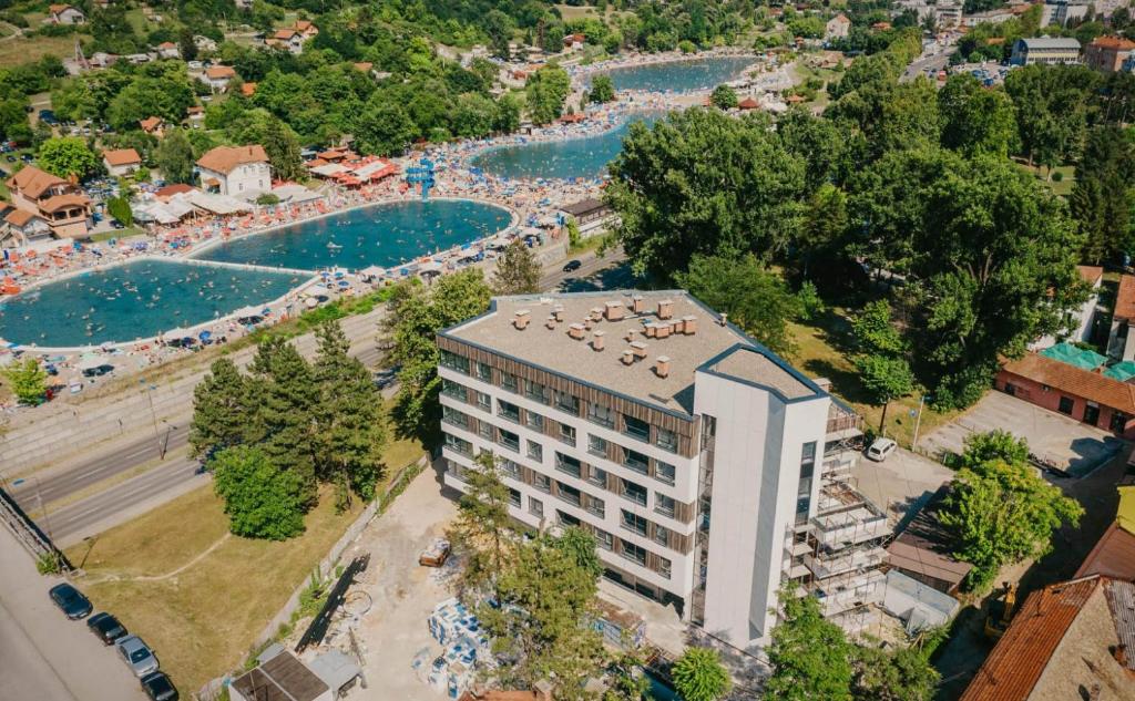 una vista aerea di un resort con 2 piscine di Apartman Park Lake a Tuzla