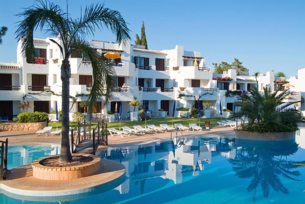 uma vista para o hotel e para a piscina em Balaia Golf Village em Albufeira