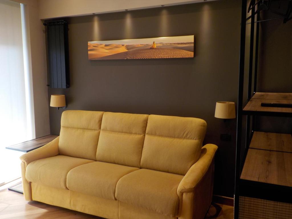 uma sala de estar com um sofá e uma pintura na parede em Domus Aurelia em Roma