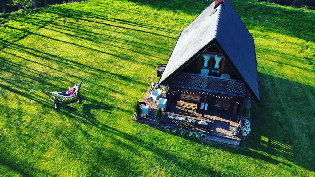 una vista aérea de un edificio en un campo de césped en Monasteria en Stare Monasterzysko