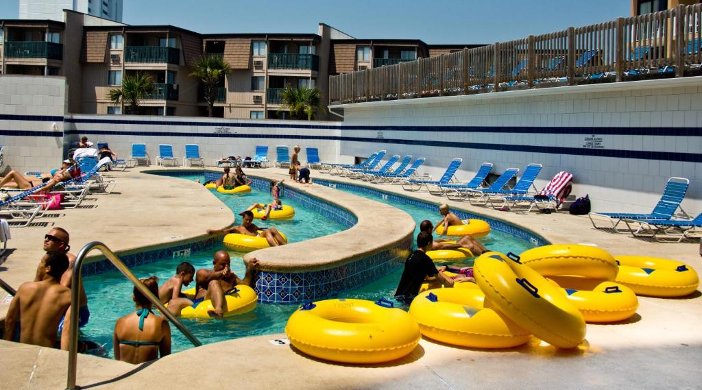 Bazén v ubytování Sands Ocean Club nebo v jeho okolí