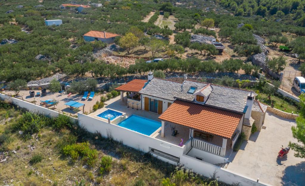 - une vue aérienne sur une maison avec une piscine dans l'établissement Villa Anabella, à Supetar