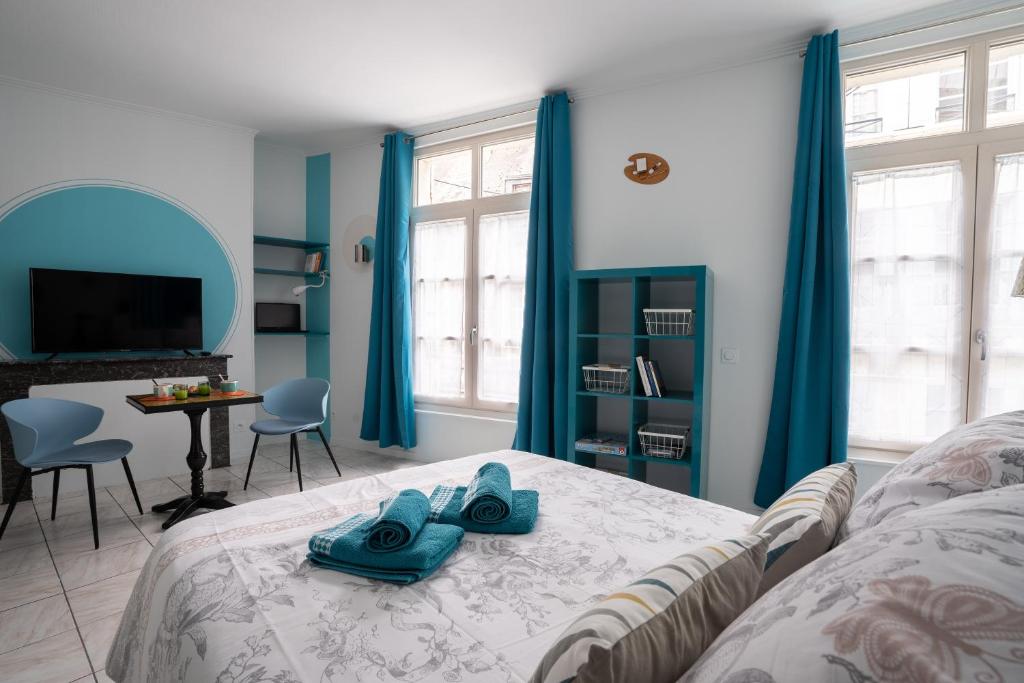 Posteľ alebo postele v izbe v ubytovaní SUPERLOGIS - Les Arts- STUDIO classé 3 étoiles - BLOIS-HYPERCENTRE