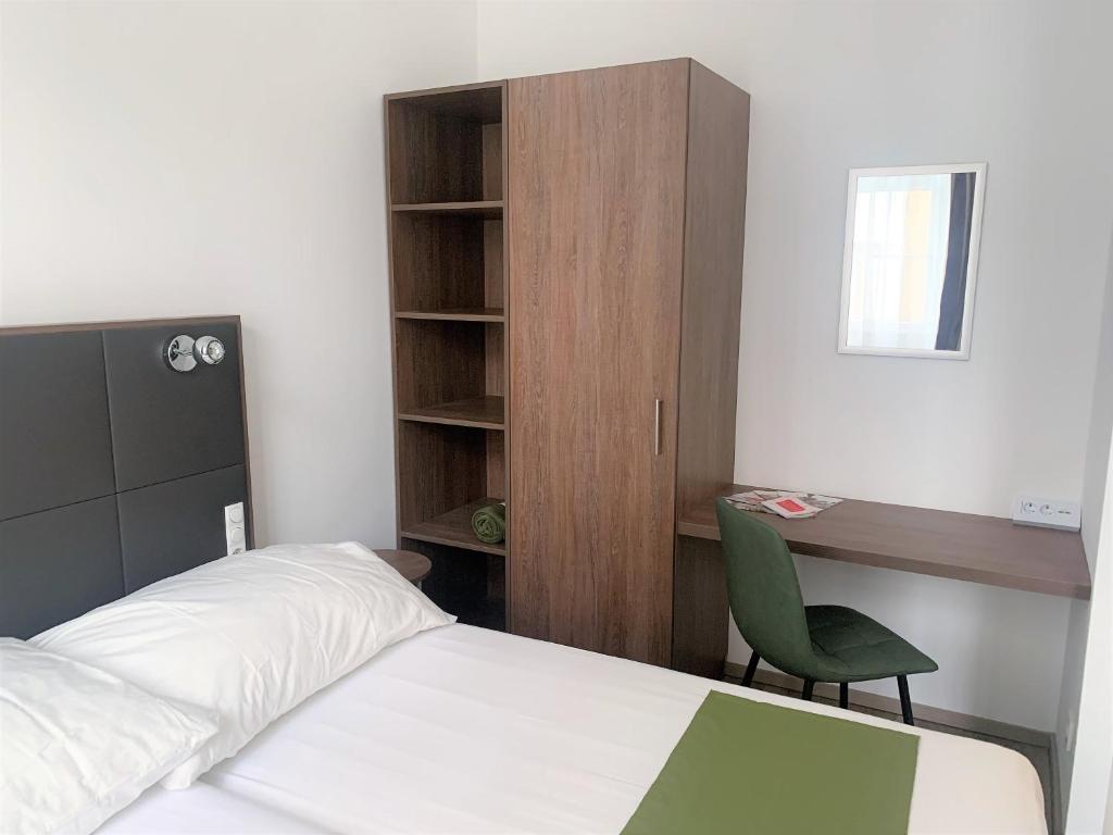 een slaapkamer met een bed, een bureau en een stoel bij Apartment Philip Vienna Self Check-In in Wenen