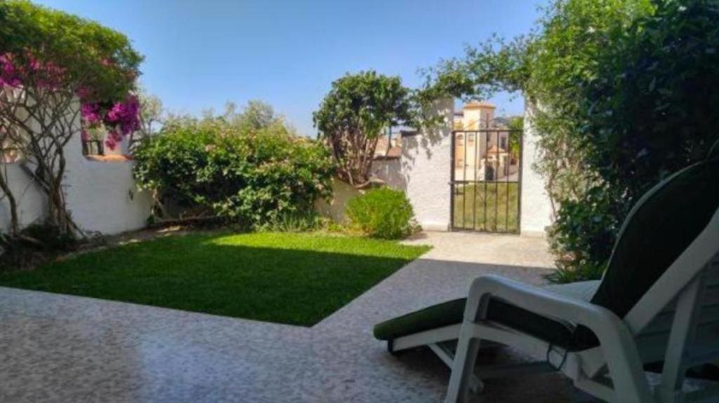 Vonkajšia záhrada v ubytovaní Garden Apartment, La Noria