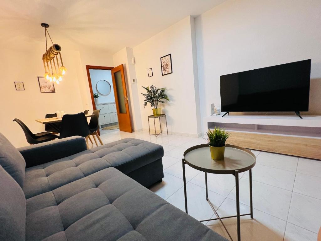 sala de estar con sofá y TV de pantalla plana en Apartamento Sant Roc, en Benidorm