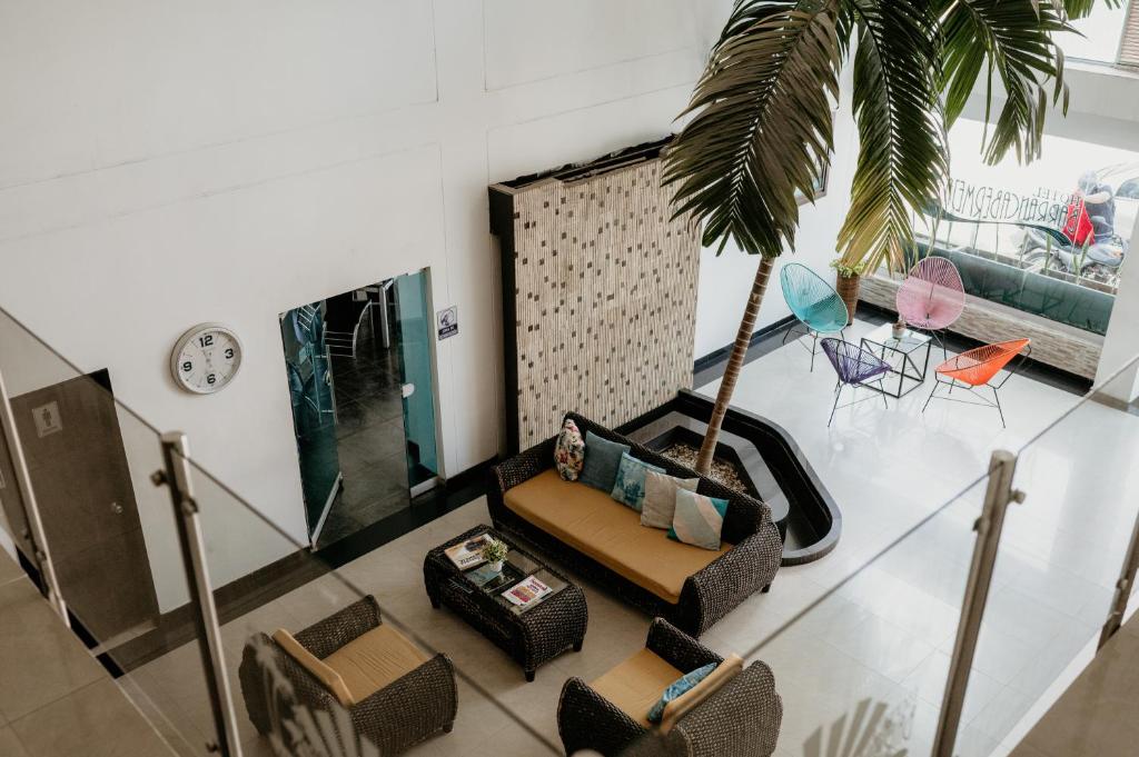 una vista aérea de una sala de estar con una palmera en Hotel Barrancabermeja Plaza, en Barrancabermeja