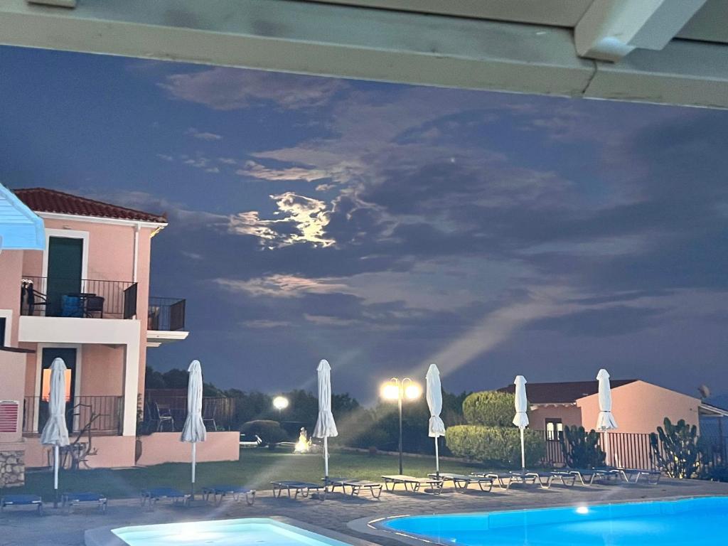 Bazén v ubytování Aristomenis Studios nebo v jeho okolí