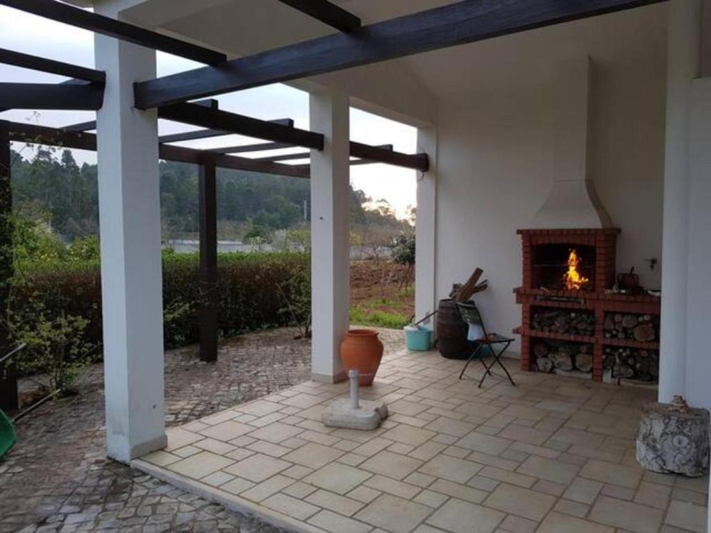 una casa con patio y chimenea en Peaceful 2-Bed Villa in Assafarge Coimbra, 
