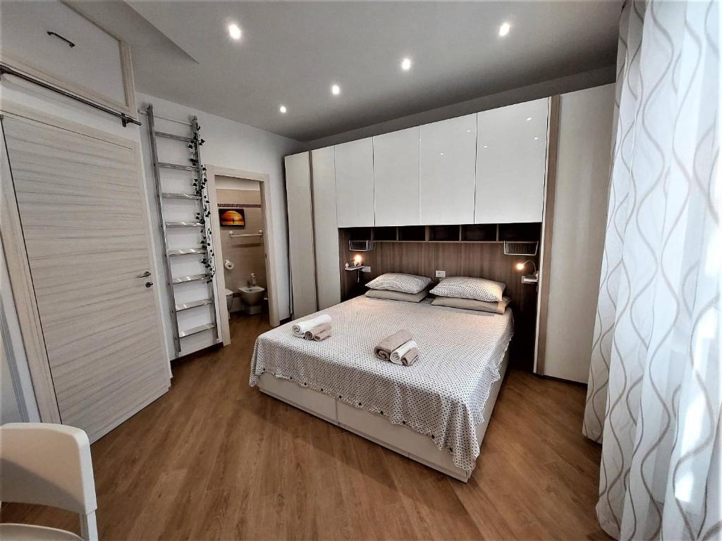 um quarto com uma cama grande e armários brancos em TrustEverVito em Roma