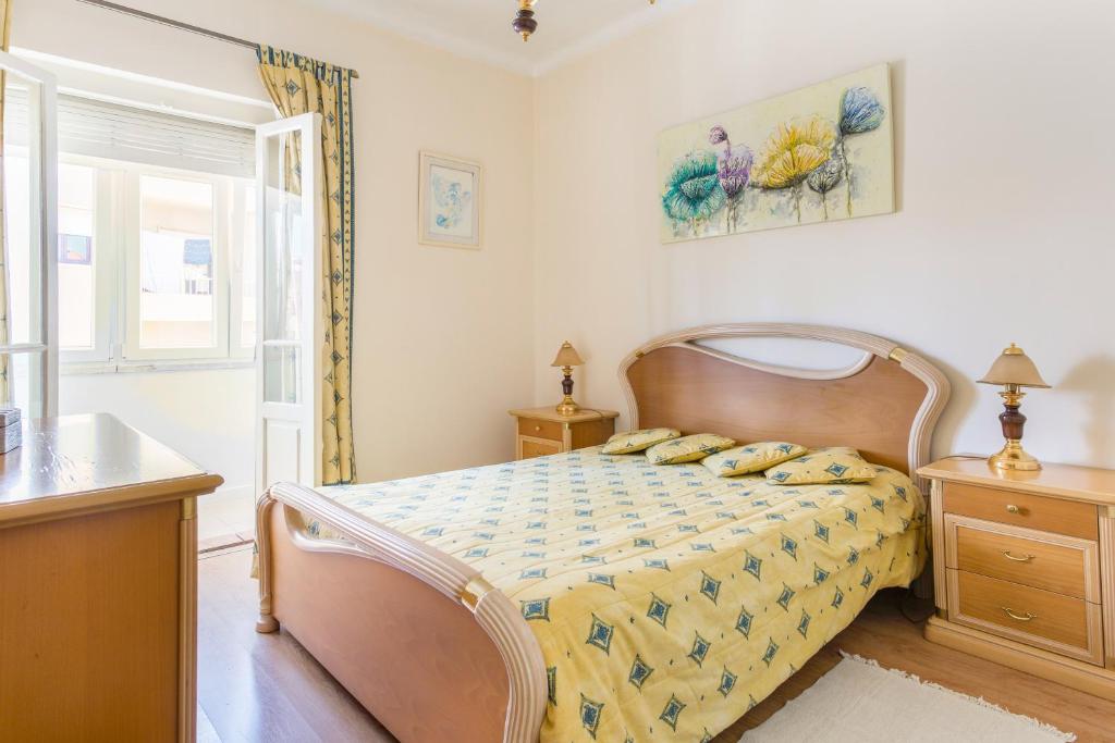 een slaapkamer met een groot bed en een raam bij Isabel Dream II in Algueirão