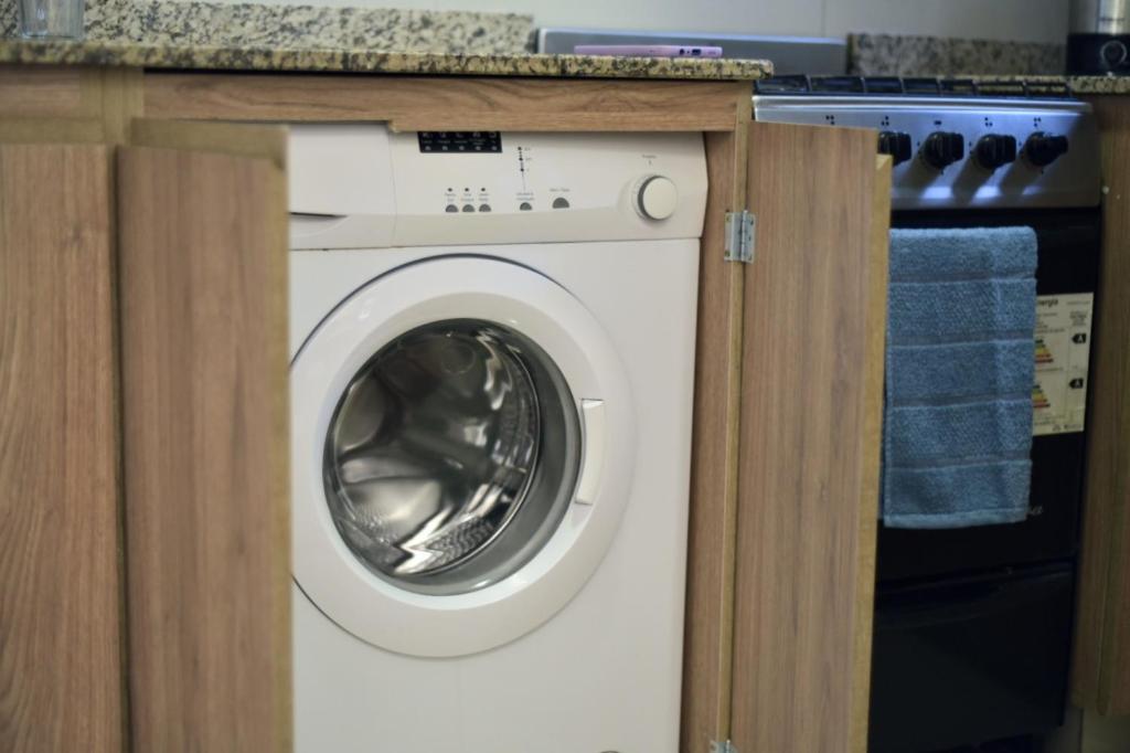 uma máquina de lavar roupa numa cozinha com um balcão em Departamento impecable 2 ambientes Centro de Buenos Aires em Buenos Aires