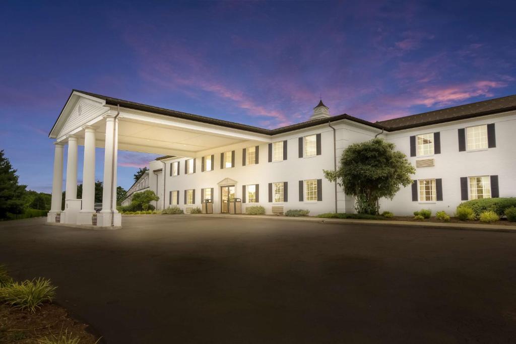 um grande edifício branco com uma grande entrada em Best Western Parkside Inn em Frankfort