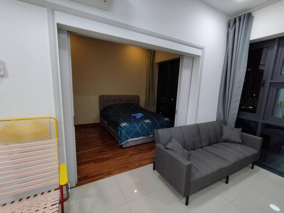sala de estar con sofá y cama en 1 bed room service apartment for 3 guests en Petaling Jaya