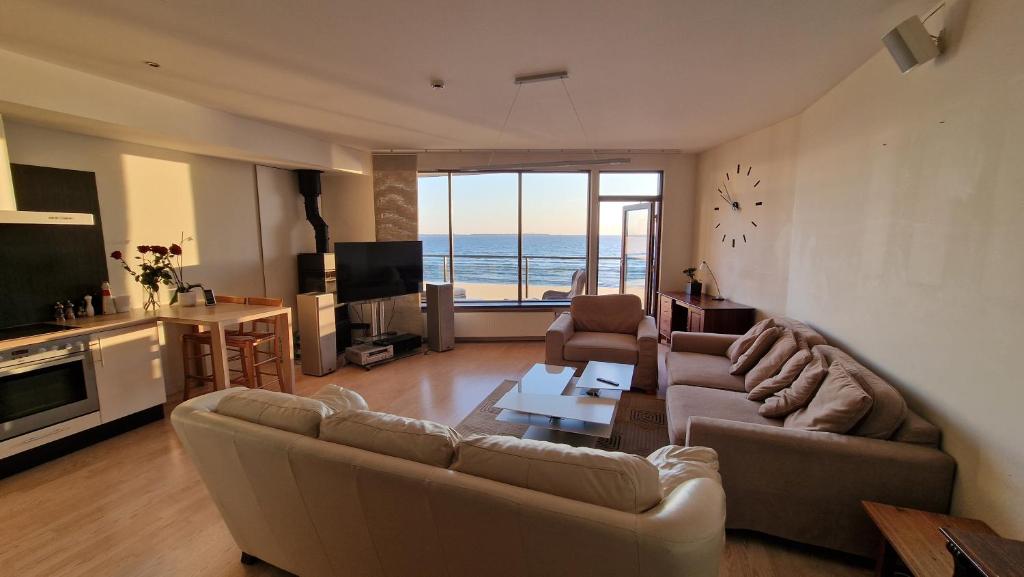 TV a/nebo společenská místnost v ubytování Pirita Beach View Suites